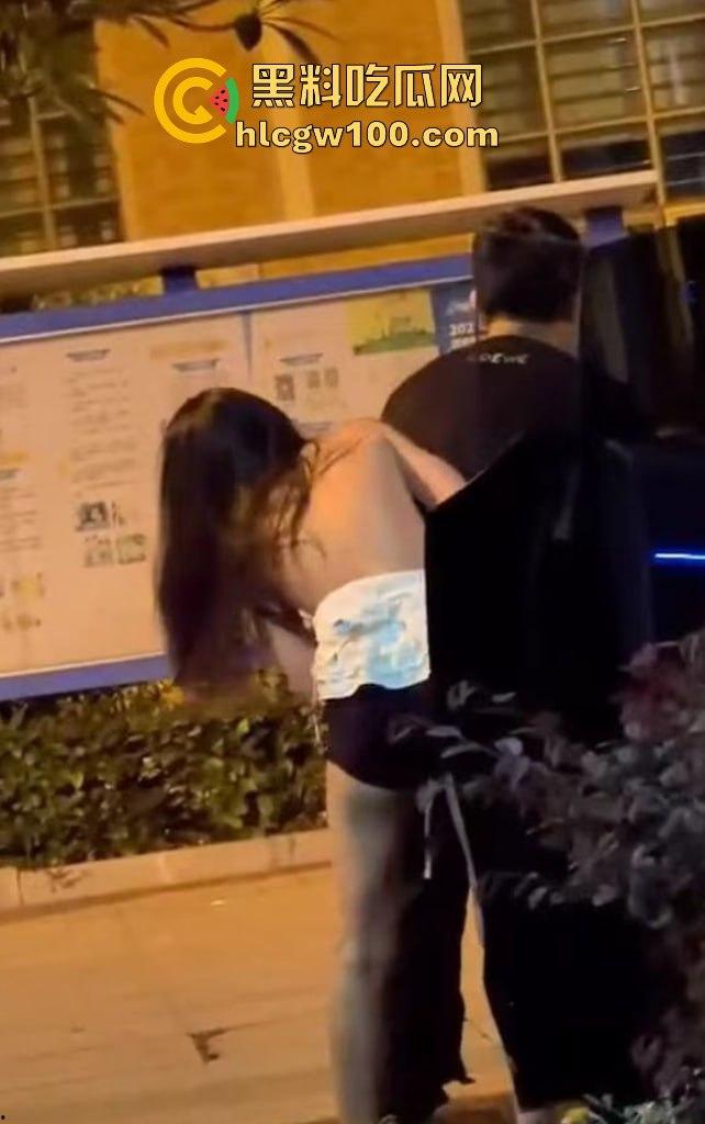 正宫当街殴打小三，边骂边动手暴力输出，女人间的撕逼毫不逊色男人！！-4