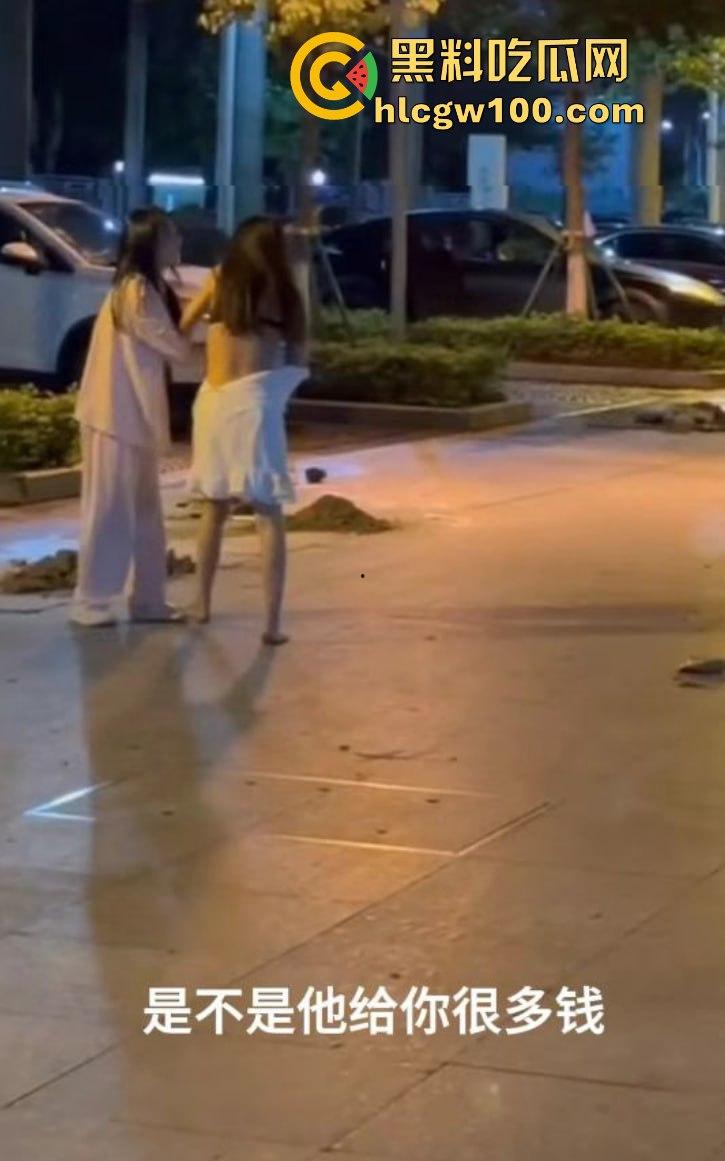 正宫当街殴打小三，边骂边动手暴力输出，女人间的撕逼毫不逊色男人！！-7