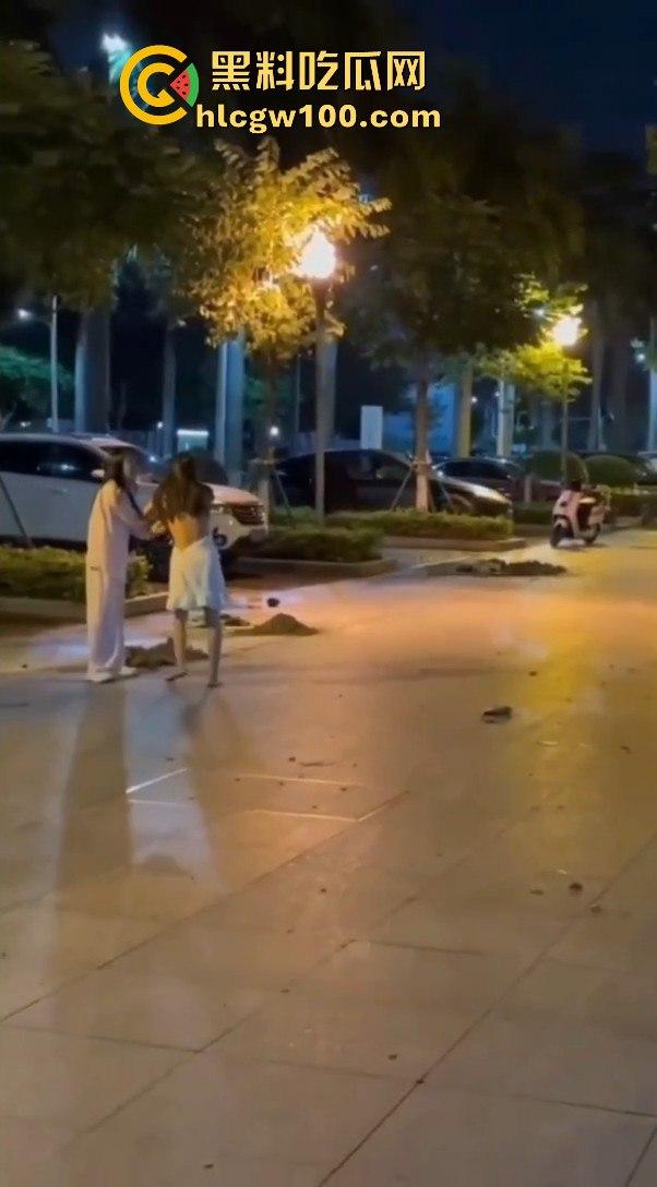 正宫当街殴打小三，边骂边动手暴力输出，女人间的撕逼毫不逊色男人！！-13