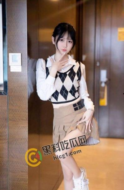 谢小蒽 颜值巅峰秀人网当红女神模特诱人私拍 脱光假鸡巴插入紫薇摄影师揉奶抠逼-7