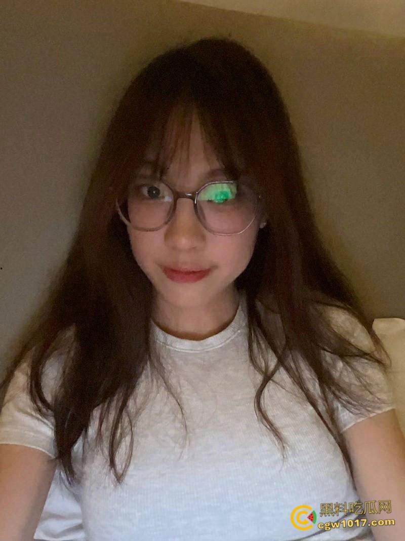 广东中山反差母狗【张倩倩】，恋爱期间出轨前任，被男友曝光自拍小视频，清纯嫩妹彻底沦为索精母狗！-3