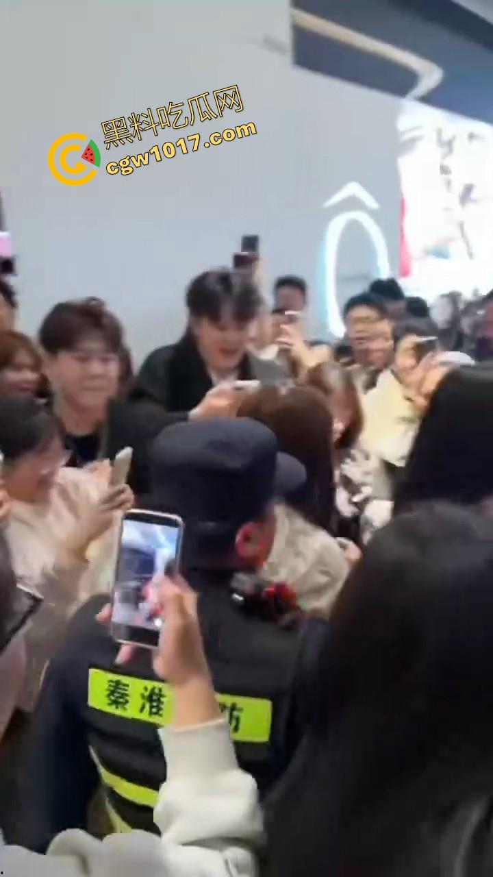 万圣节cos红姐被警察带走，我原称之为今年最佳COS，现场还跟路人玩起来跪地口交的动作，真的好像本人！-3