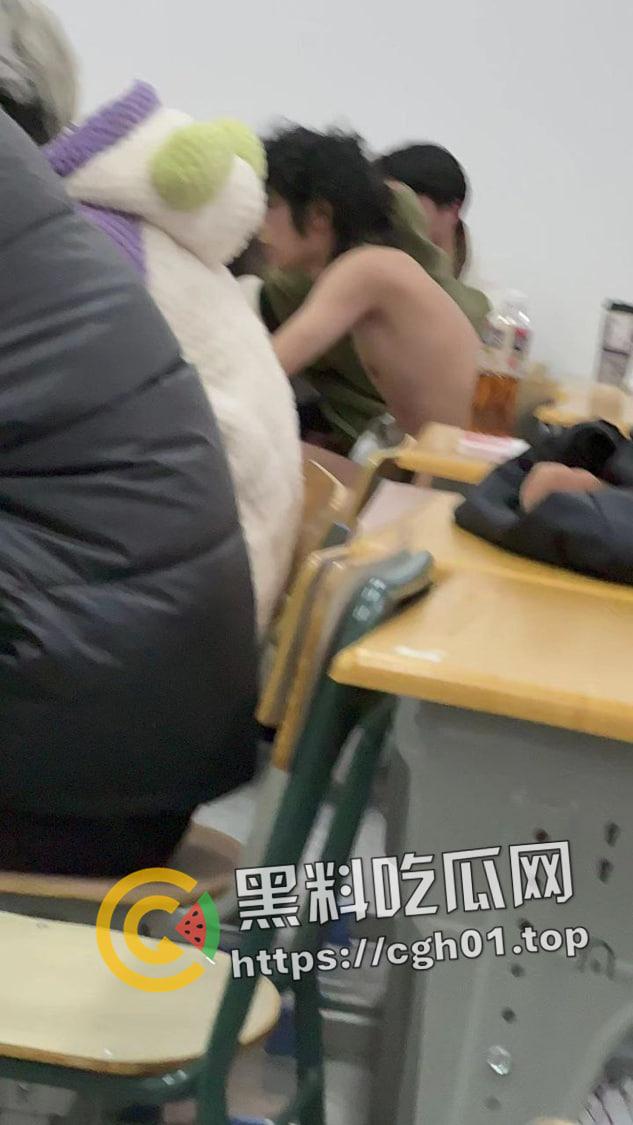 浙江科技大学裸奔男 旁若无人走去上课 还自拍 现场最全多视角视频-5
