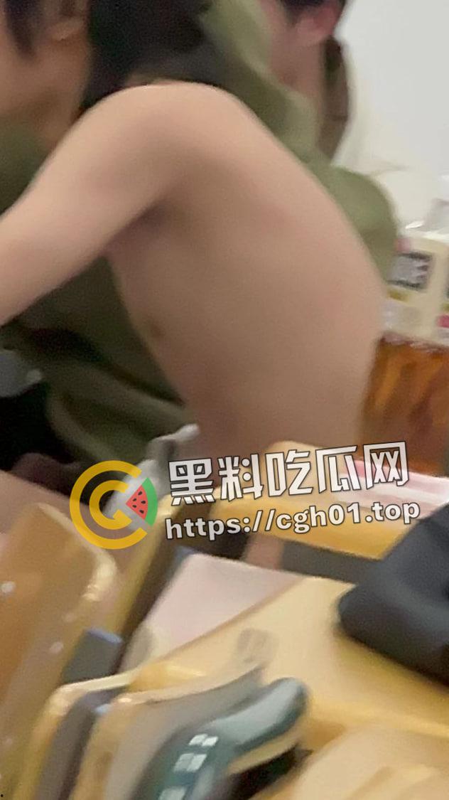 浙江科技大学裸奔男 旁若无人走去上课 还自拍 现场最全多视角视频-6