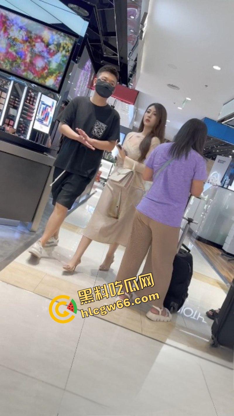 广州长裙富少女友真空出街，骚得一比，偷拍难度地狱级，裙下粉穴若隐若现，防得比处女还紧！-6