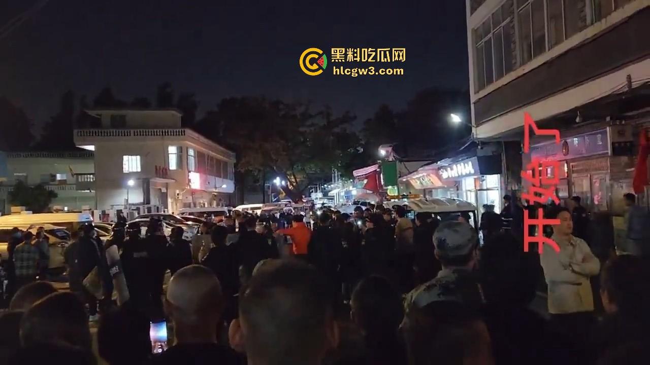 广州市海中村城管狗打商贩！冲突激烈街头变战场！真该用坦克300来对付这些城管畜生！-1