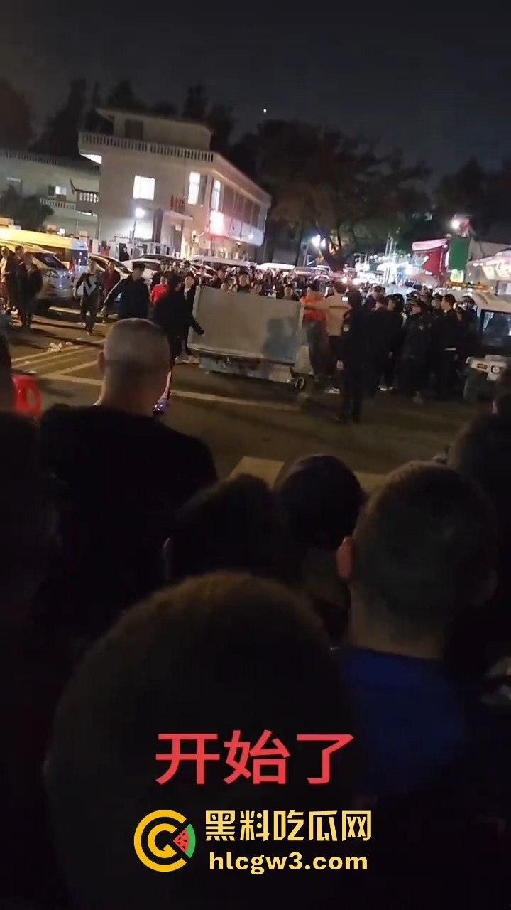 广州市海中村城管狗打商贩！冲突激烈街头变战场！真该用坦克300来对付这些城管畜生！-4