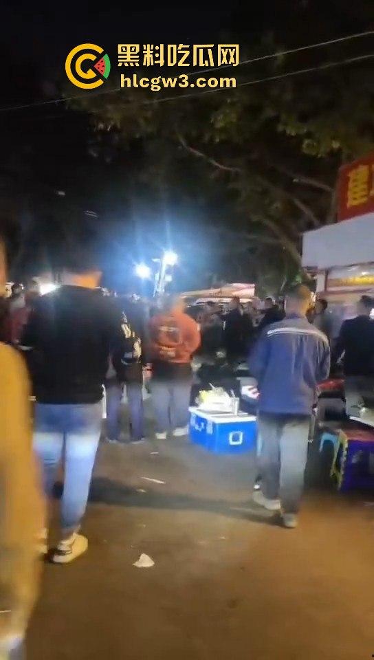 广州市海中村城管狗打商贩！冲突激烈街头变战场！真该用坦克300来对付这些城管畜生！-5