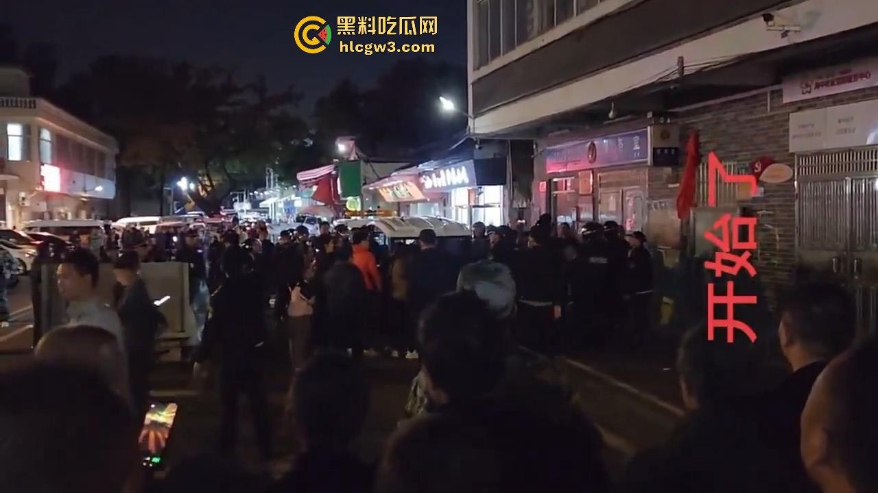 广州市海中村城管狗打商贩！冲突激烈街头变战场！真该用坦克300来对付这些城管畜生！-8