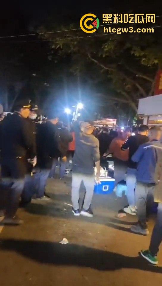 广州市海中村城管狗打商贩！冲突激烈街头变战场！真该用坦克300来对付这些城管畜生！-9