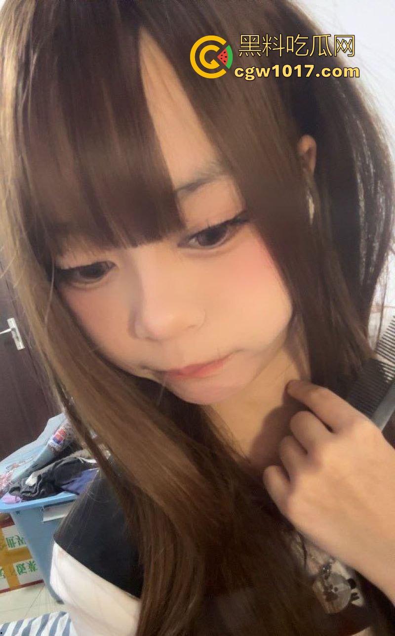 二次元妹妹的诱惑自慰，娇小身材C杯巨乳，软萌反差婊，露奶洗澡淫荡扭臀，粉嫩乳头被不停揉捏，这种谁看不硬啊！-2