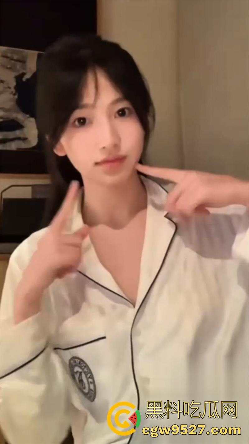 抖音54W粉丝网红【丘隹亘】，外表女神内在骚鸡，和男友恋爱期间，约炮榜一大哥卖逼，被男友曝光实锤！-6